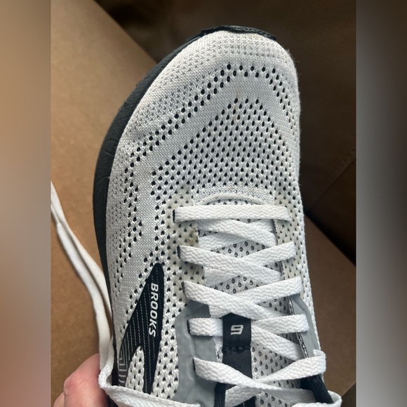 Brooks Revel 6 Black and White Running Shoes - Picture 15 of 16